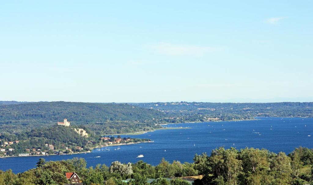 Tre Laghi Hotel Nebbiuno Bagian luar foto